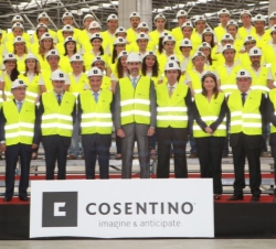 Fotografía de grupo de Su Alteza Real el Príncipe de Asturias junto a los empleados de la nueva factoría del producto Dekton